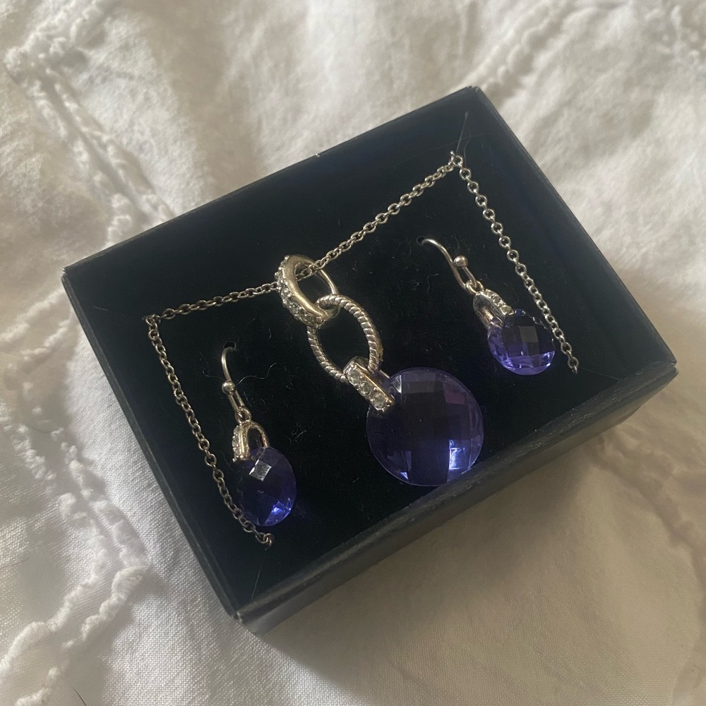 Costume jewelry earring and necklace set